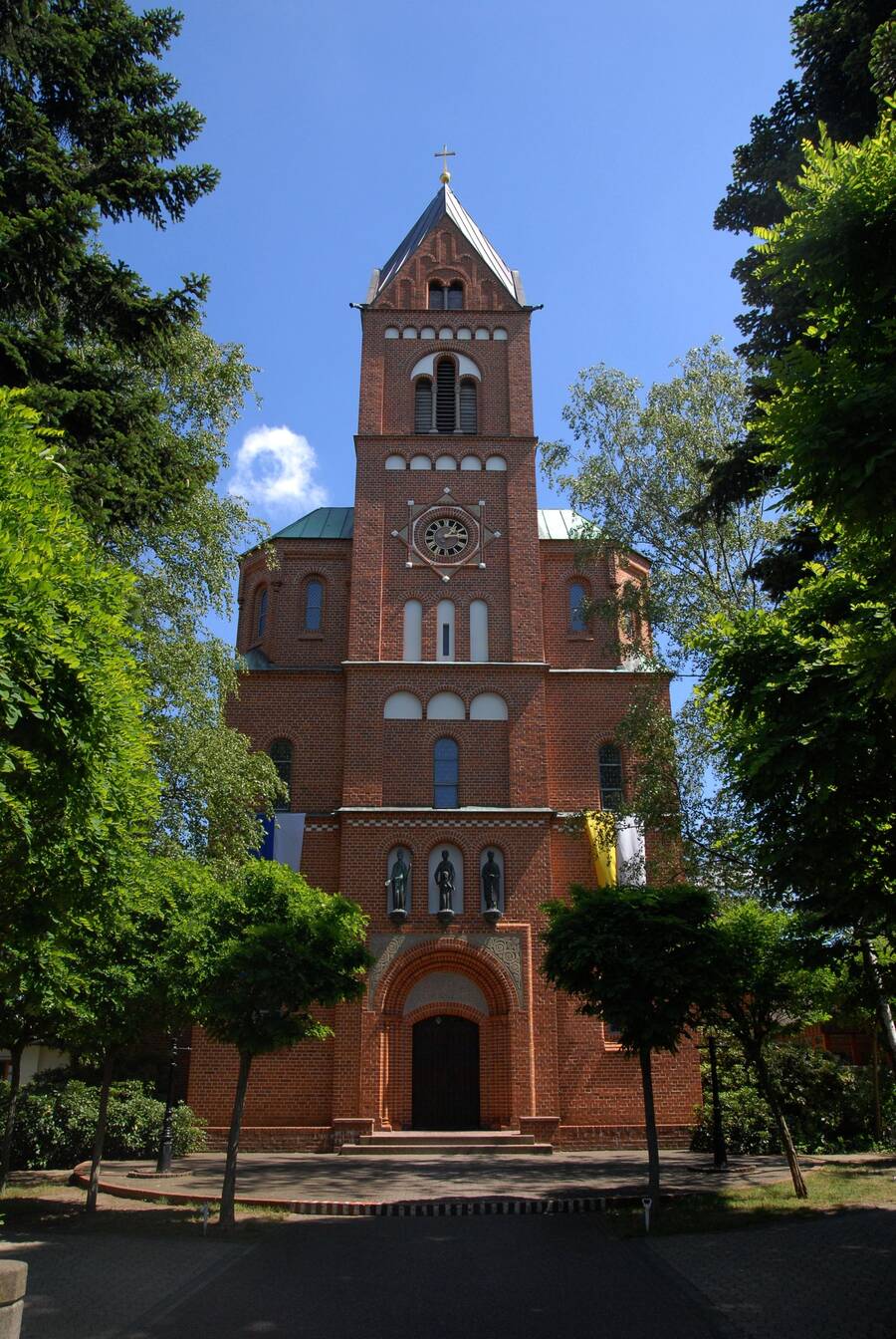 Westfassade mit Turm